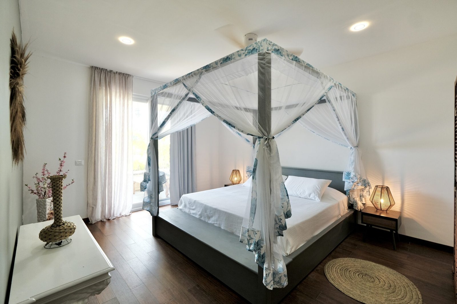 Deluxe Room four-poster bed with mosquito net